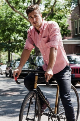 自転車に乗ったピンクシャツの男性