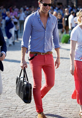 ギンガムチェックシャツにピンクのパンツを合わせる男性