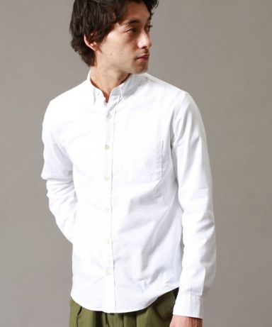 UA beauty&youthの白シャツをコーデする男性