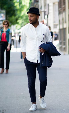 紺パンツｘ白スニーカーにシロシャツをコーデする男性